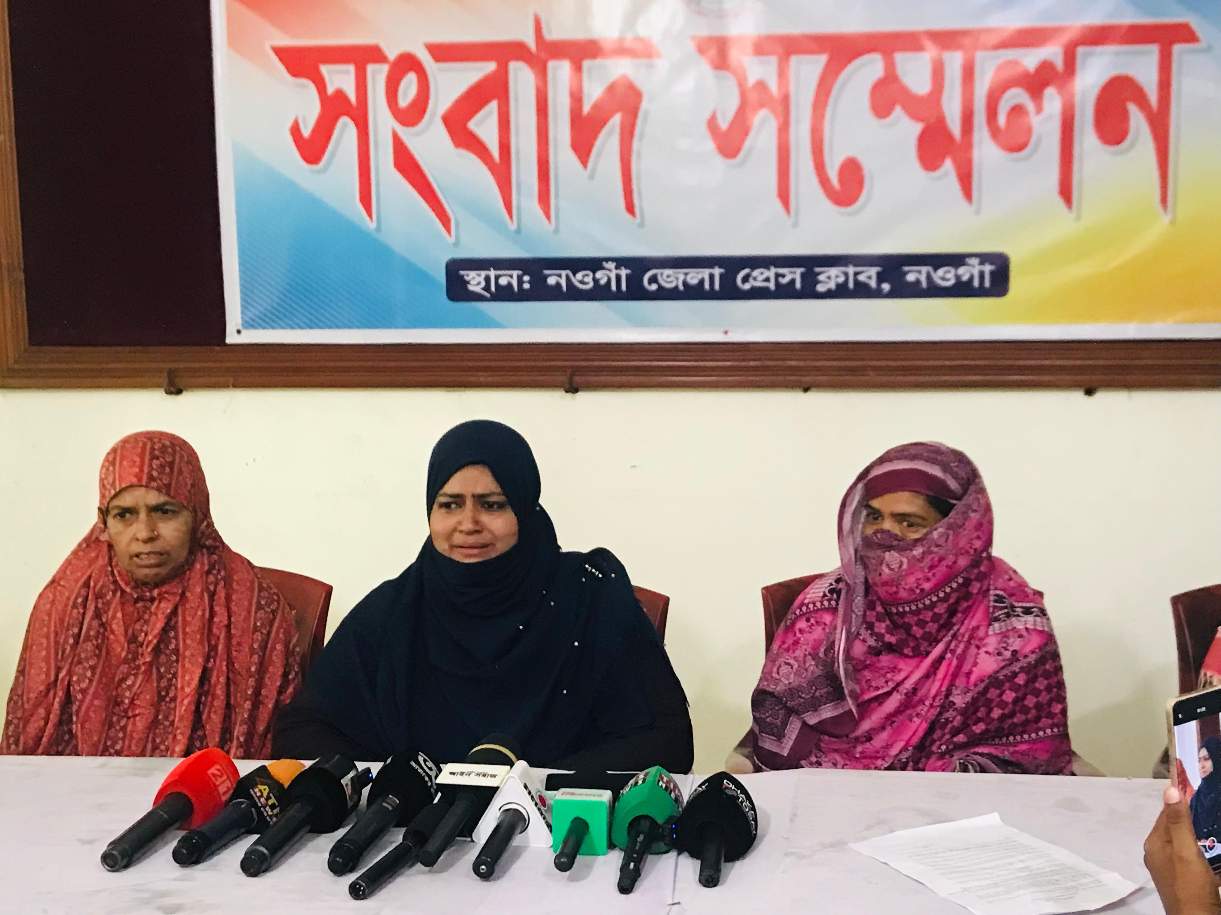নওগাঁয় শিক্ষক স্বামীর অনৈতিক কর্মকাণ্ড ও প্রতারণার বিরুদ্ধে স্ত্রীর সংবাদ সম্মেলন: বিচার ও নিরাপত্তা দাবি